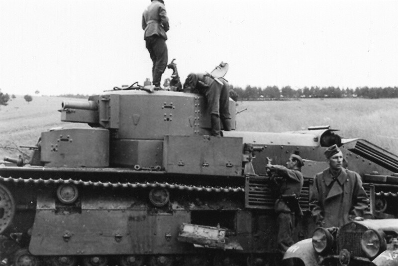 Немецкие солдаты осматривают советский танк Т-28, брошенный на трассе Белосток – Слоним